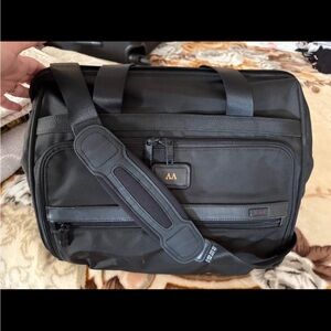 Tumi 22126 Alpha 2 oft
Carry-On Unisex Duffel Bag
- Black